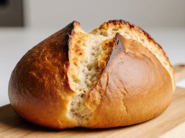 Leckeres Bauernbrot, perfekt gebacken im Airfryer für knusprige Ergebnisse.