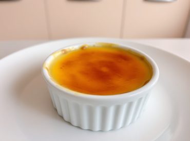 Delikate Crème Brûlée im Airfryer mit einer perfekten Karamellschicht.