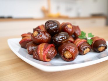 Leckere Datteln im Speckmantel, knusprig zubereitet im Airfryer.